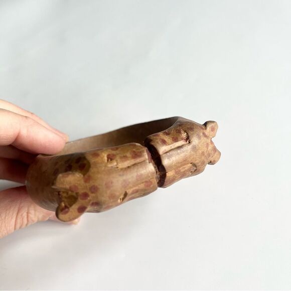 Hand Carvedβ Wooden Bangle Bracelet Kissing Cheetahs African Safari Boho Artsy - Picture 3 of 9
